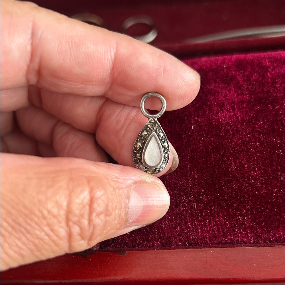Vintage-Style Teardrop Pendant 925 MOP